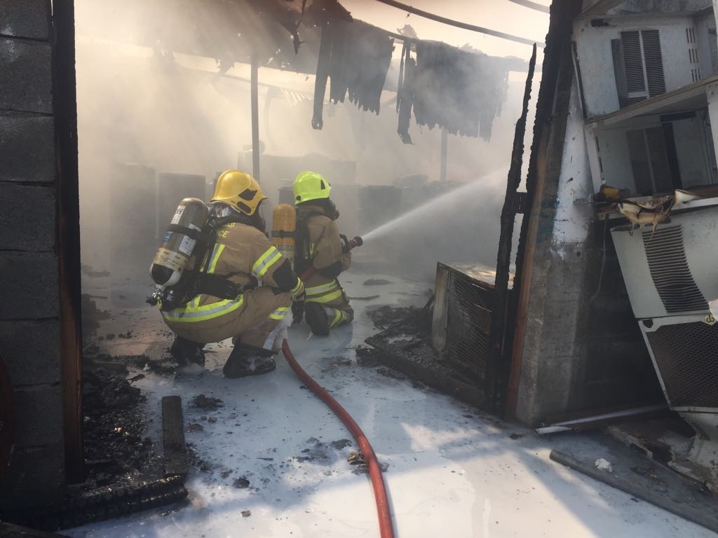 فرق الدفاع المدني تكافح حريق  في سكن للعمال في جزيرة السعديات